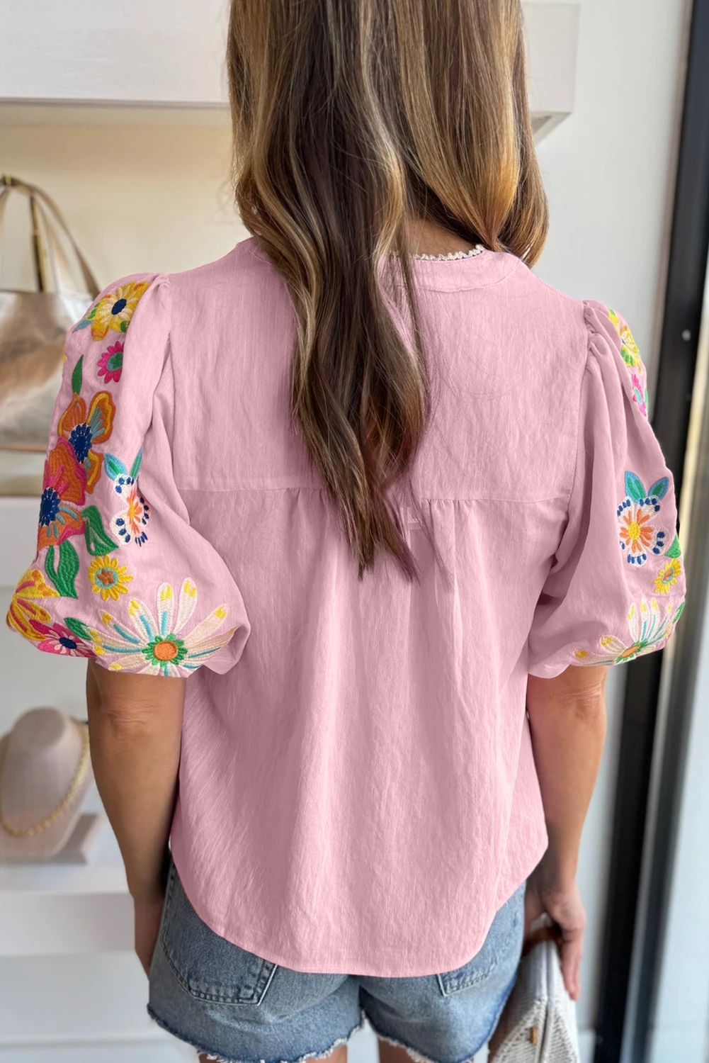 粉色花卉刺绣泡泡袖开叉领衬衫 LC25127411