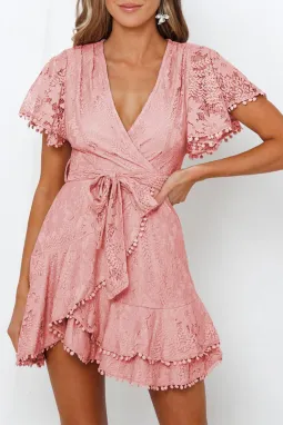 粉色优雅飘逸袖裹身V领花卉蕾丝连衣短裙