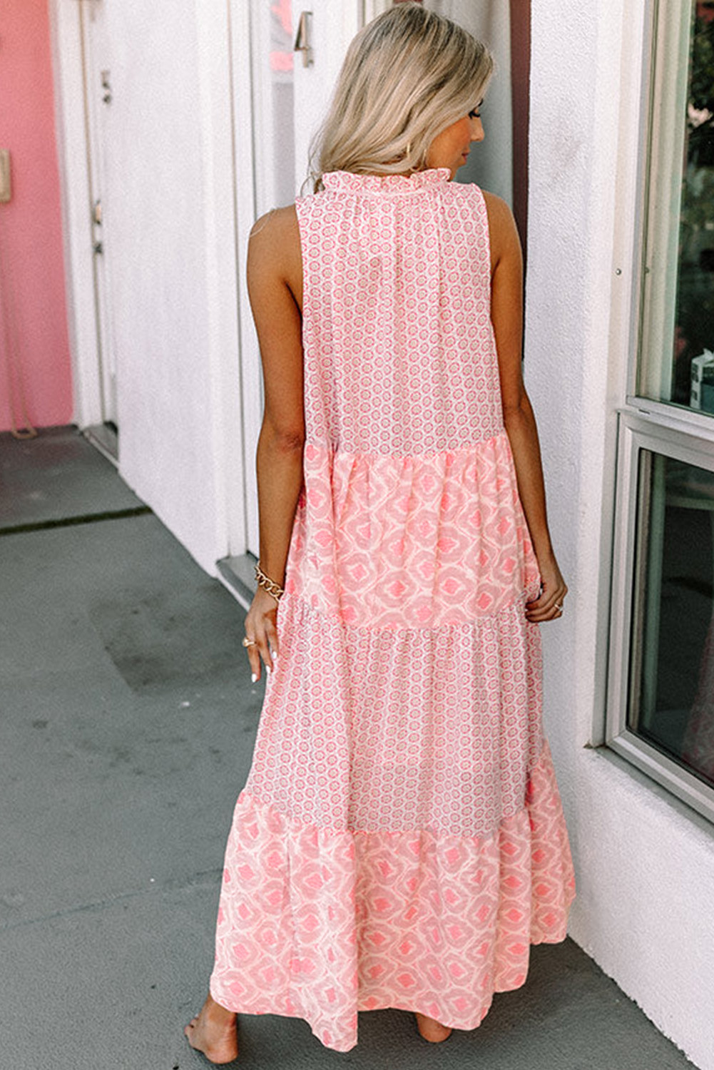 粉色抽象印花开叉领无袖超长连衣裙 LC6110114