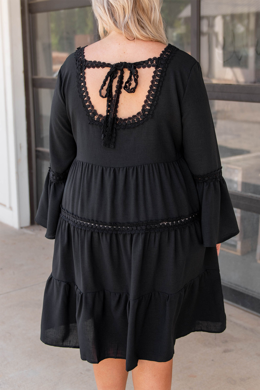 黑色蕾丝饰边系带后背大码层叠飘逸连衣裙 PL61259