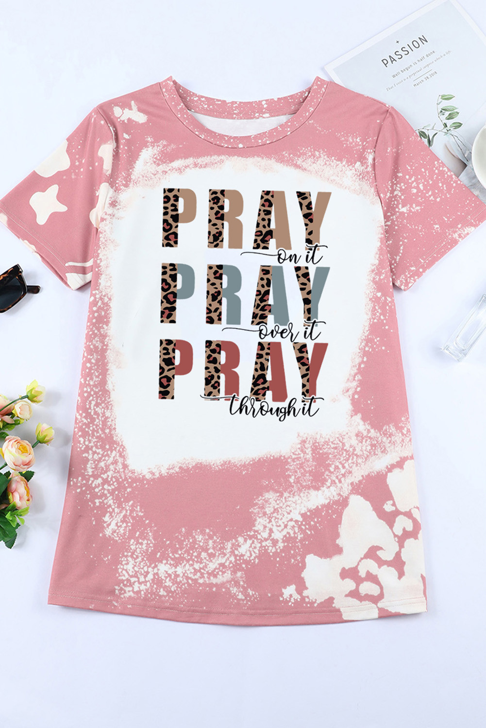 粉色 PRAY 豹纹扎染短袖图案 T 恤 LC25219060