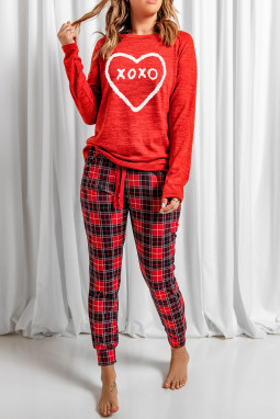 红色 XOXO 心形印花上衣和格子裤休闲装