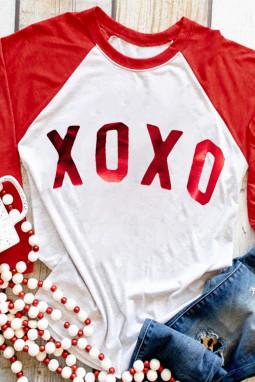 红色 XOXO 字母印花插肩袖 T 恤