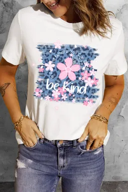 白色 Be Kind Cherry Blossoms 豹纹短袖 T 恤