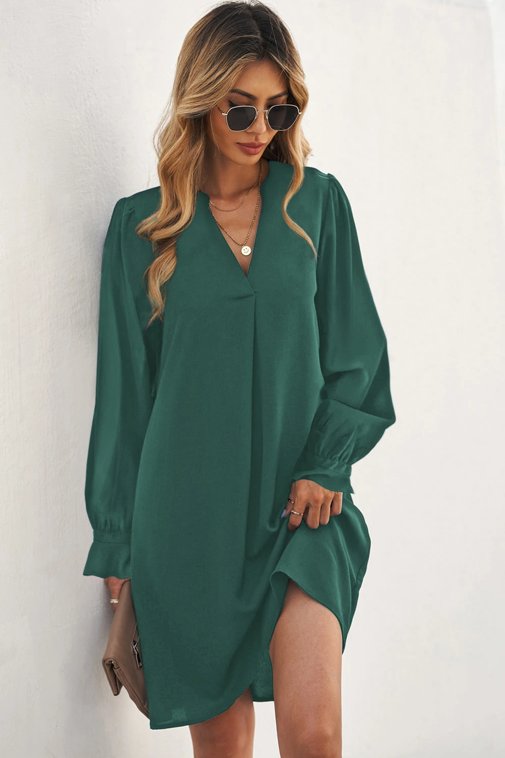 绿色开衩 V 领荷叶边袖衬衫连衣裙 LC6111328