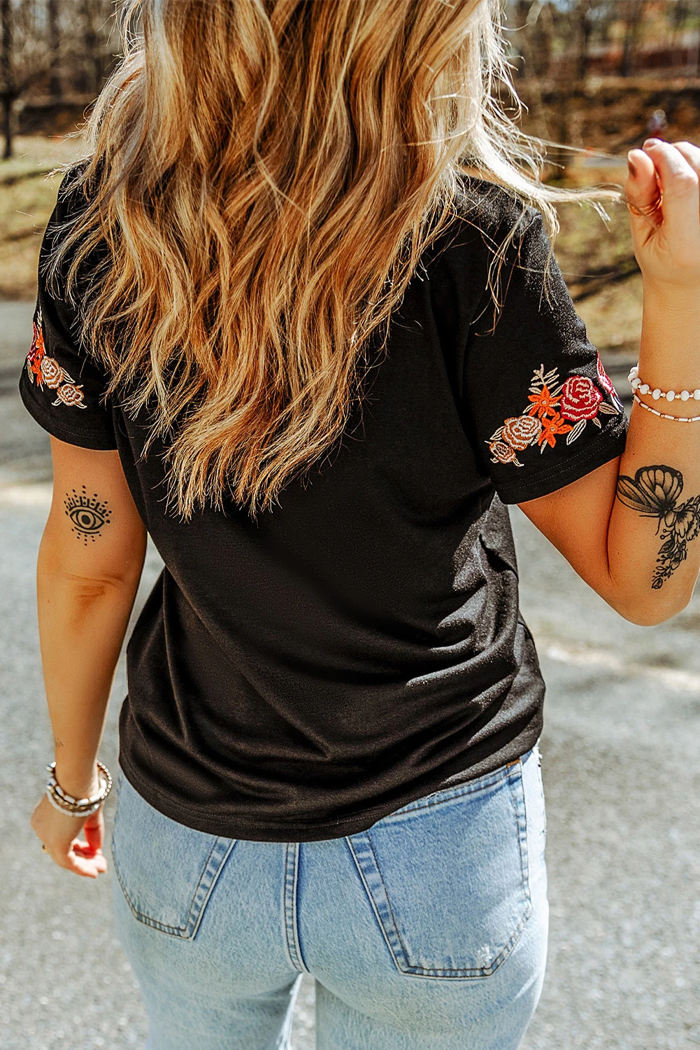 黑色花卉刺绣圆领短袖 T 恤 LC25219007