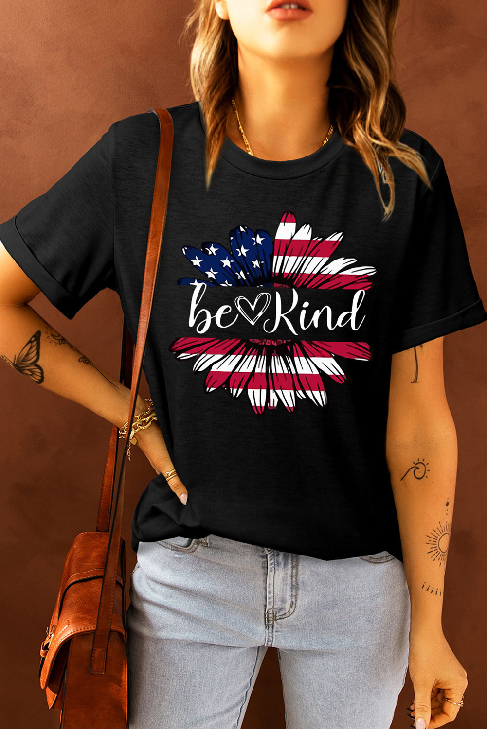 黑色 Be Kind 美国国旗向日葵印花图案 T 恤 LC25221420