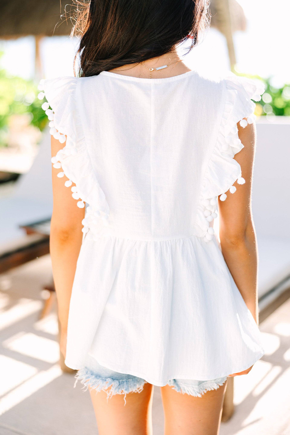 白色花卉刺绣绒球饰边衬衫 LC25121089