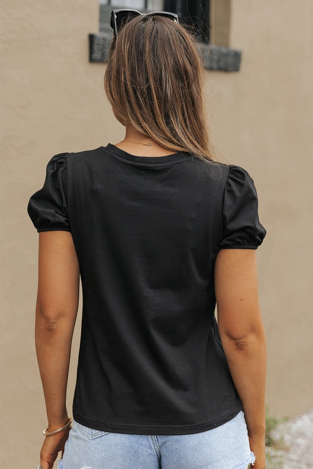 黑色刺绣花朵短款泡泡袖 T 恤 LC25220360