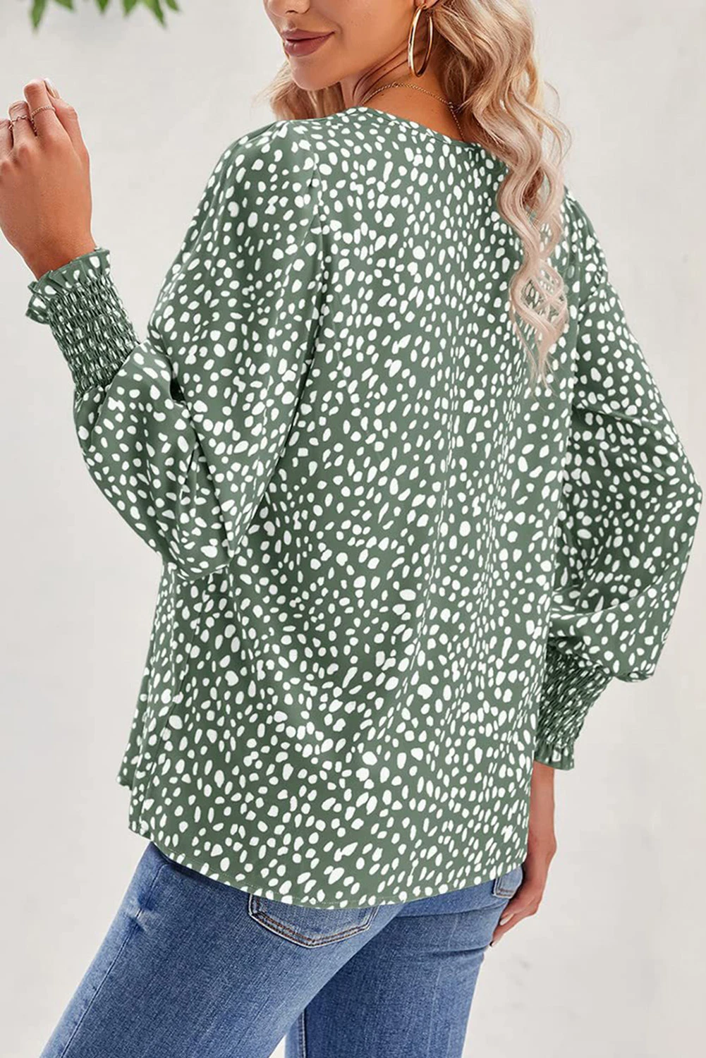 绿色斑点图案平行绉缝袖口泡泡袖衬衫 LC25123249