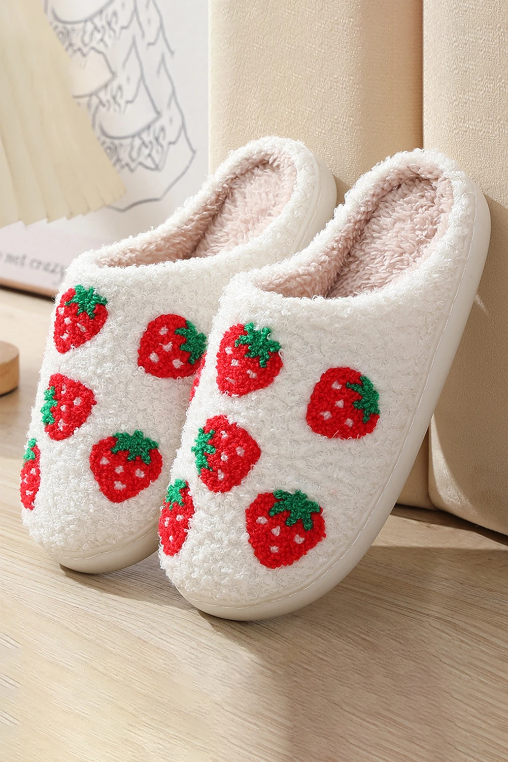 亮白色可爱模糊草莓图案家用拖鞋 BH023090
