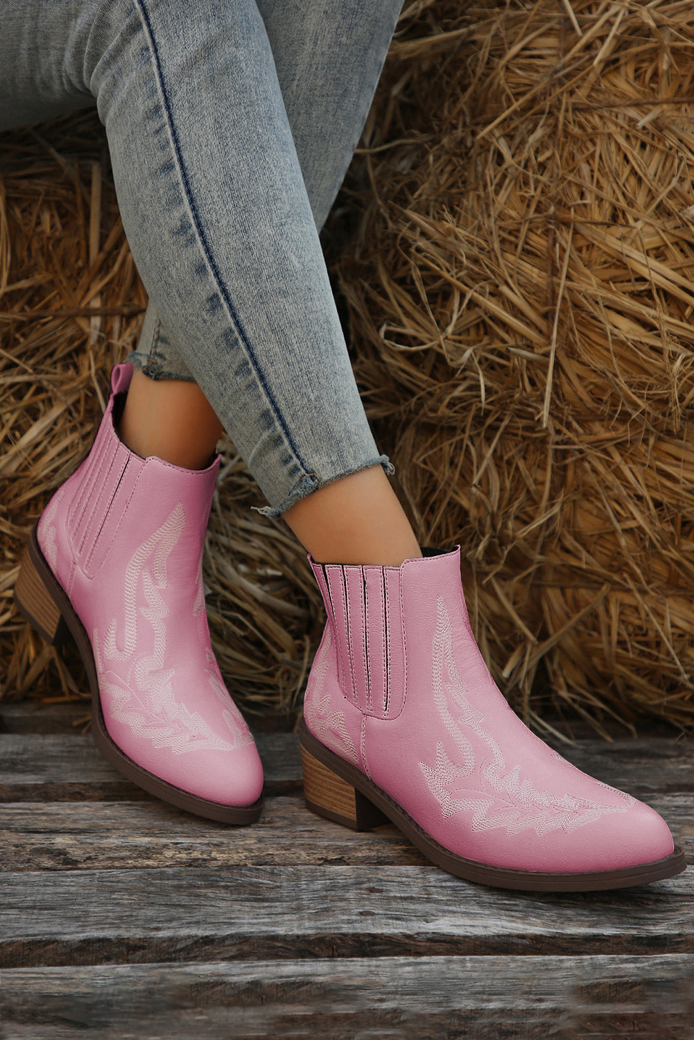 草莓粉色刺绣皮革粗跟短靴 BH021706