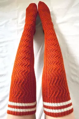 橙色条纹饰边波浪针织过膝长袜