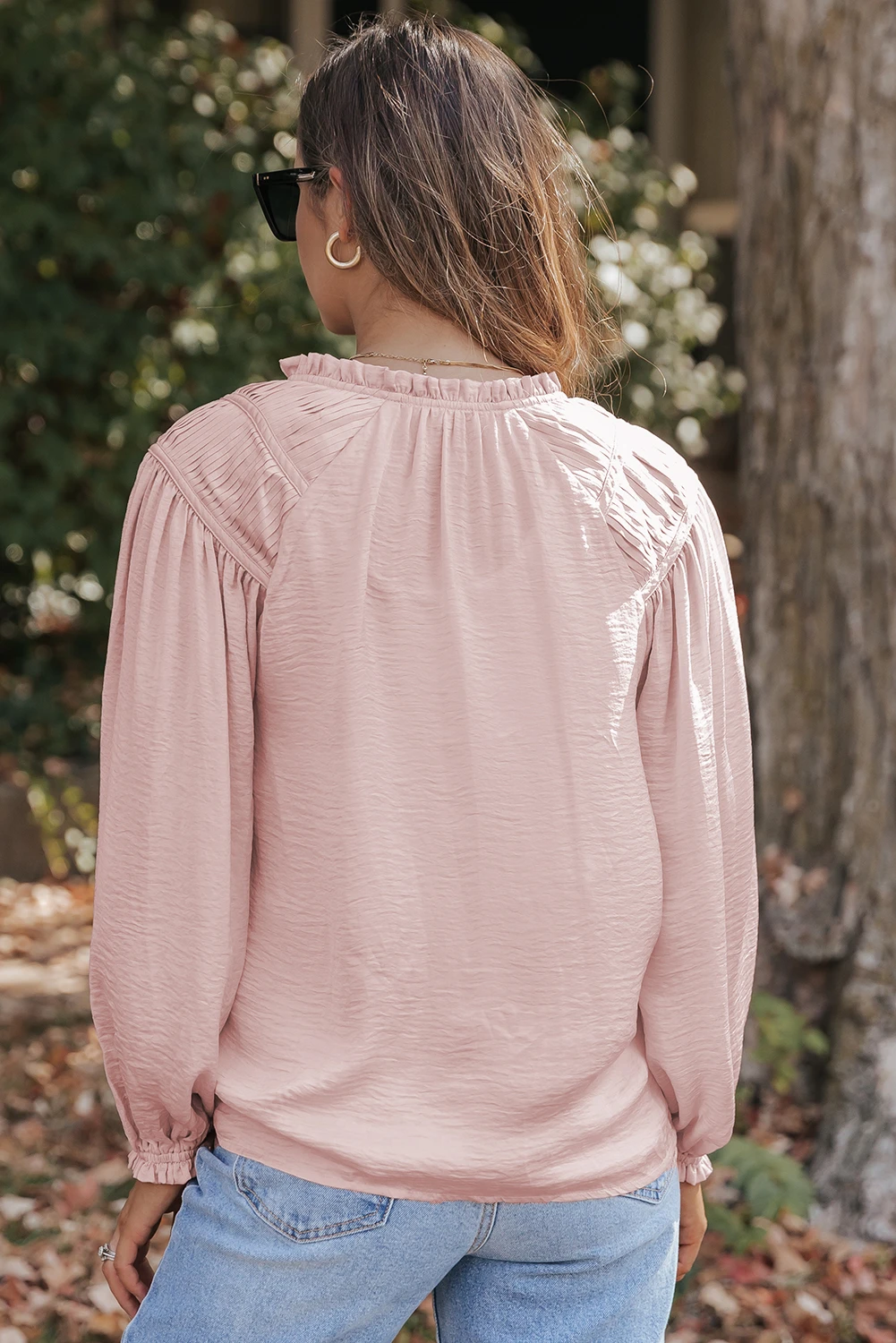 粉色褶裥灯笼袖抽绳 V 领衬衫 LC25123586