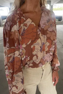 棕色褶边 V 领泡泡袖花卉衬衫