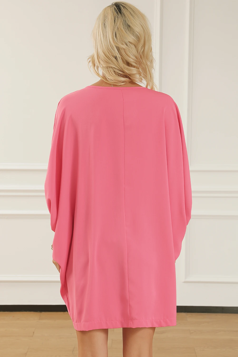 草莓粉色 V 领蝙蝠袖短直筒连衣裙 LC6118017