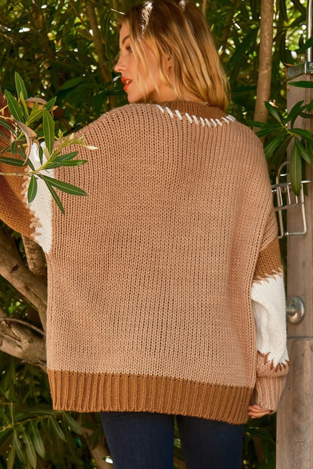 浅法式米色拼色撞色缝线大廓形毛衣 LC2724180