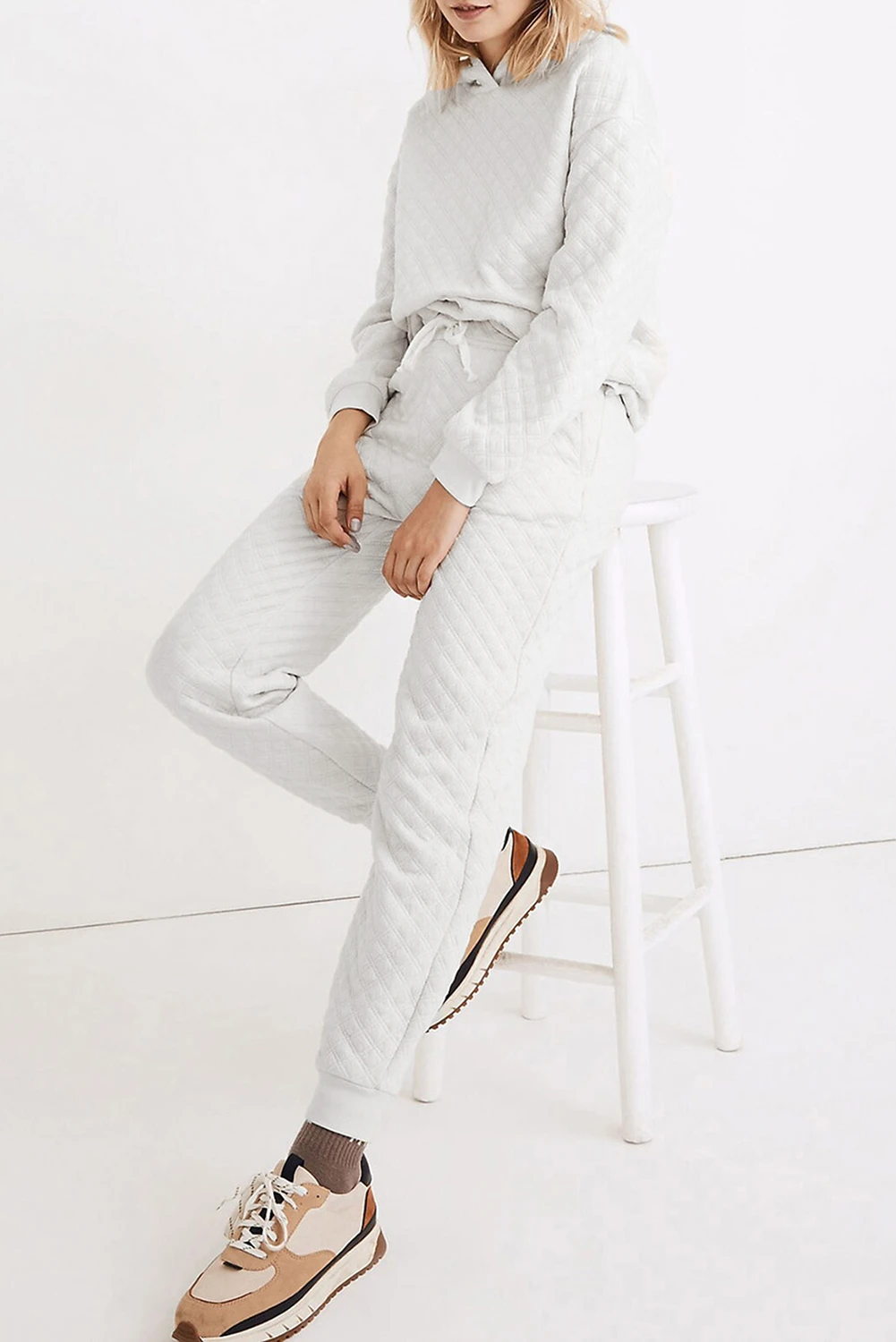 白色绗缝连帽衫和运动裤两件套 LC625507