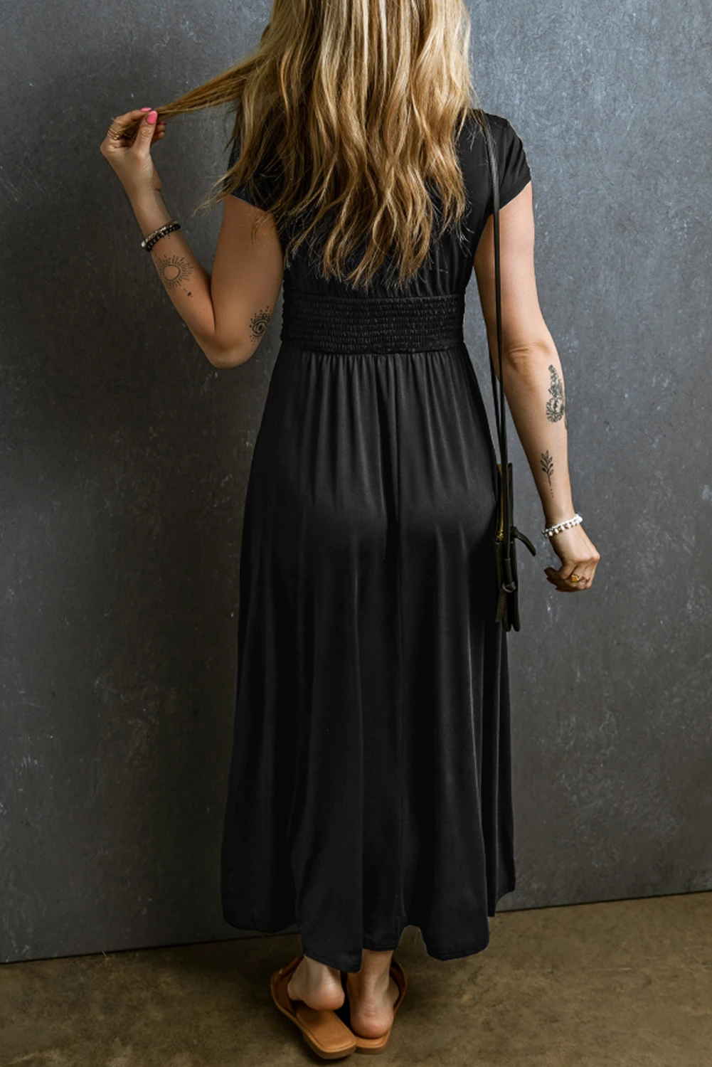 黑色短袖平行绉缝高腰 V 领超长连衣裙 LC6118843