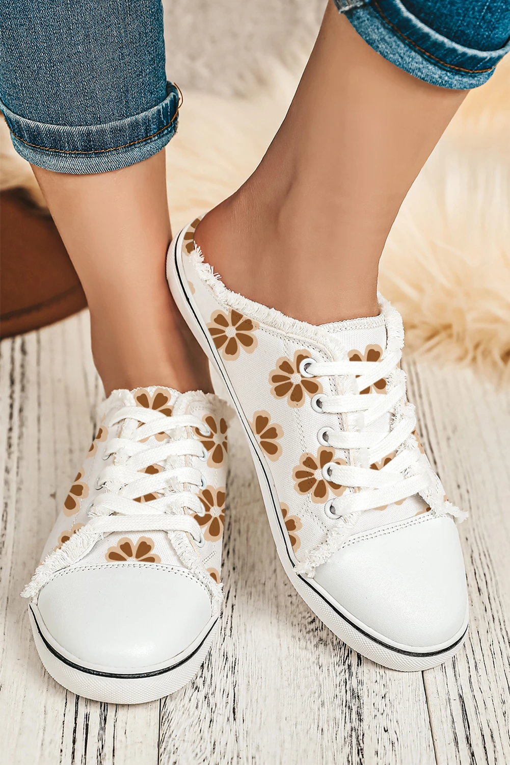 白色花朵印花毛边一脚蹬帆布鞋 BH023167