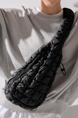 黑色棉花糖绗缝抽绳装饰单肩包