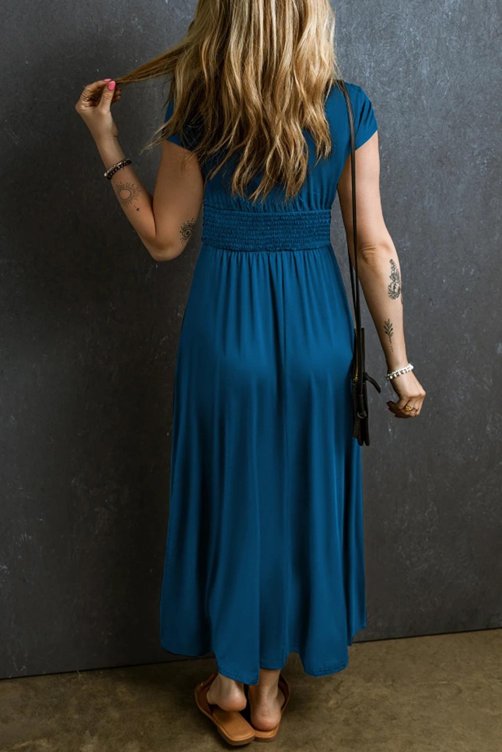 孔雀蓝色短袖平行绉缝高腰 V 领超长连衣裙 LC6118843