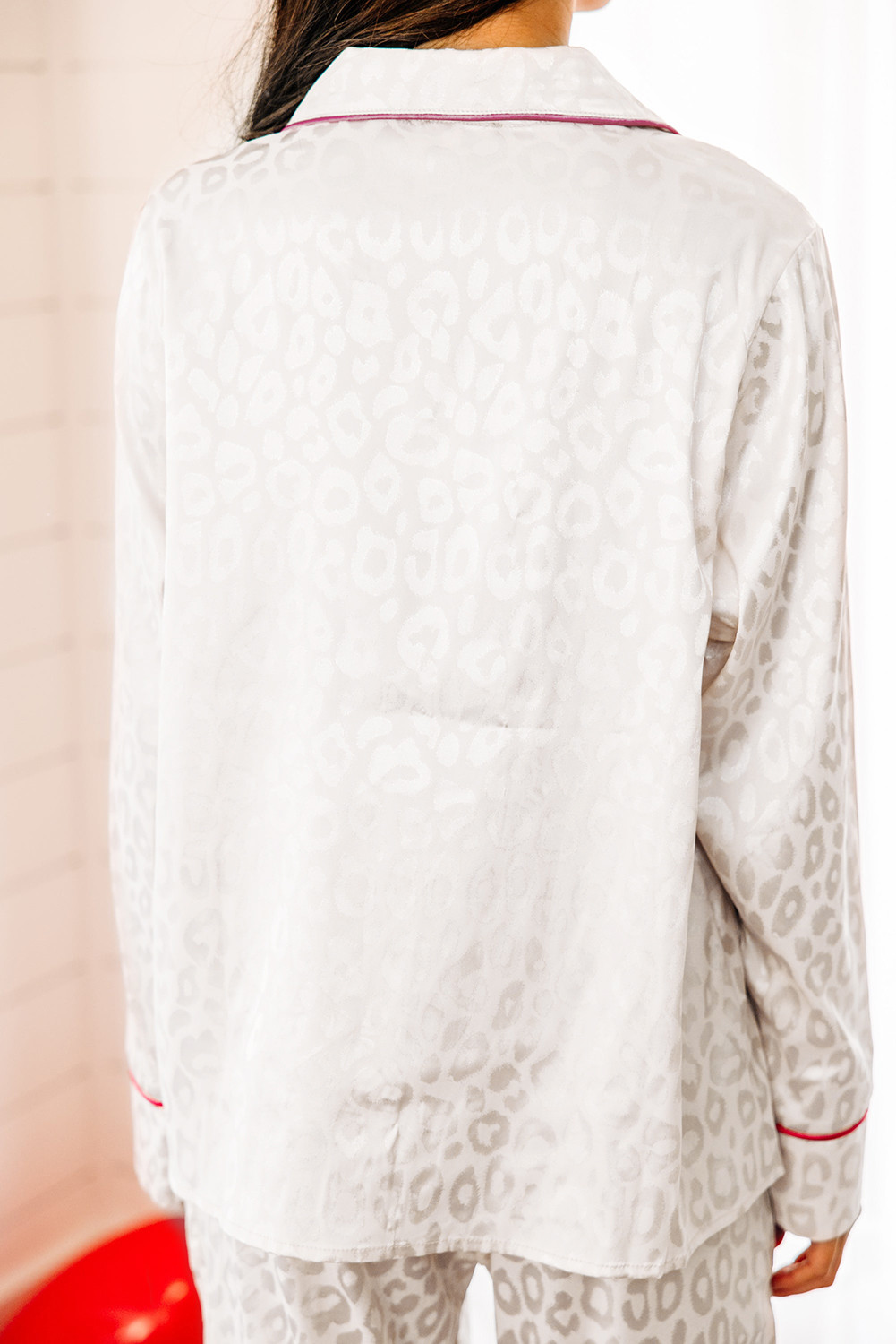 白色 2 件豹纹缎面长袖睡衣套装 LC15356