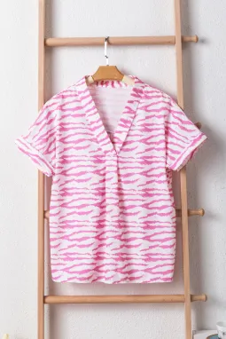 玫粉色斑马纹V领短袖衬衫