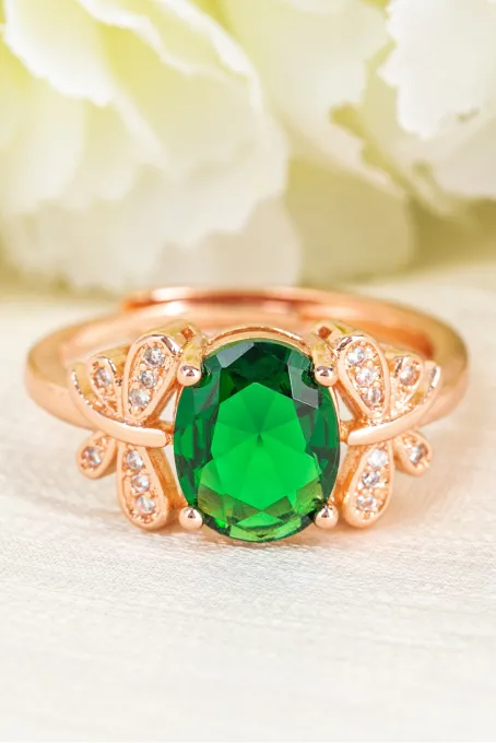 祖母绿宝石镶嵌水钻镶边金戒指