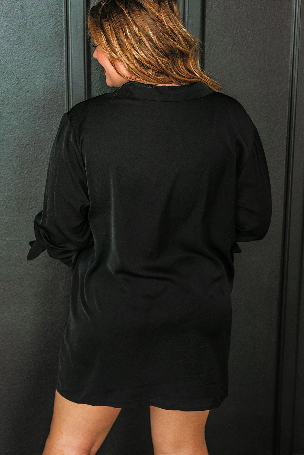 黑色大码系带袖口 V 领衬衫连衣裙 PL611250