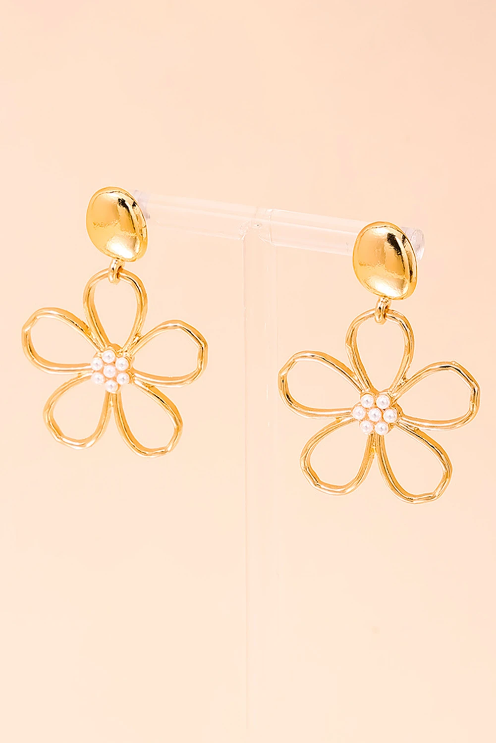 金色复古镂空花朵珍珠装饰耳钉 BH013675