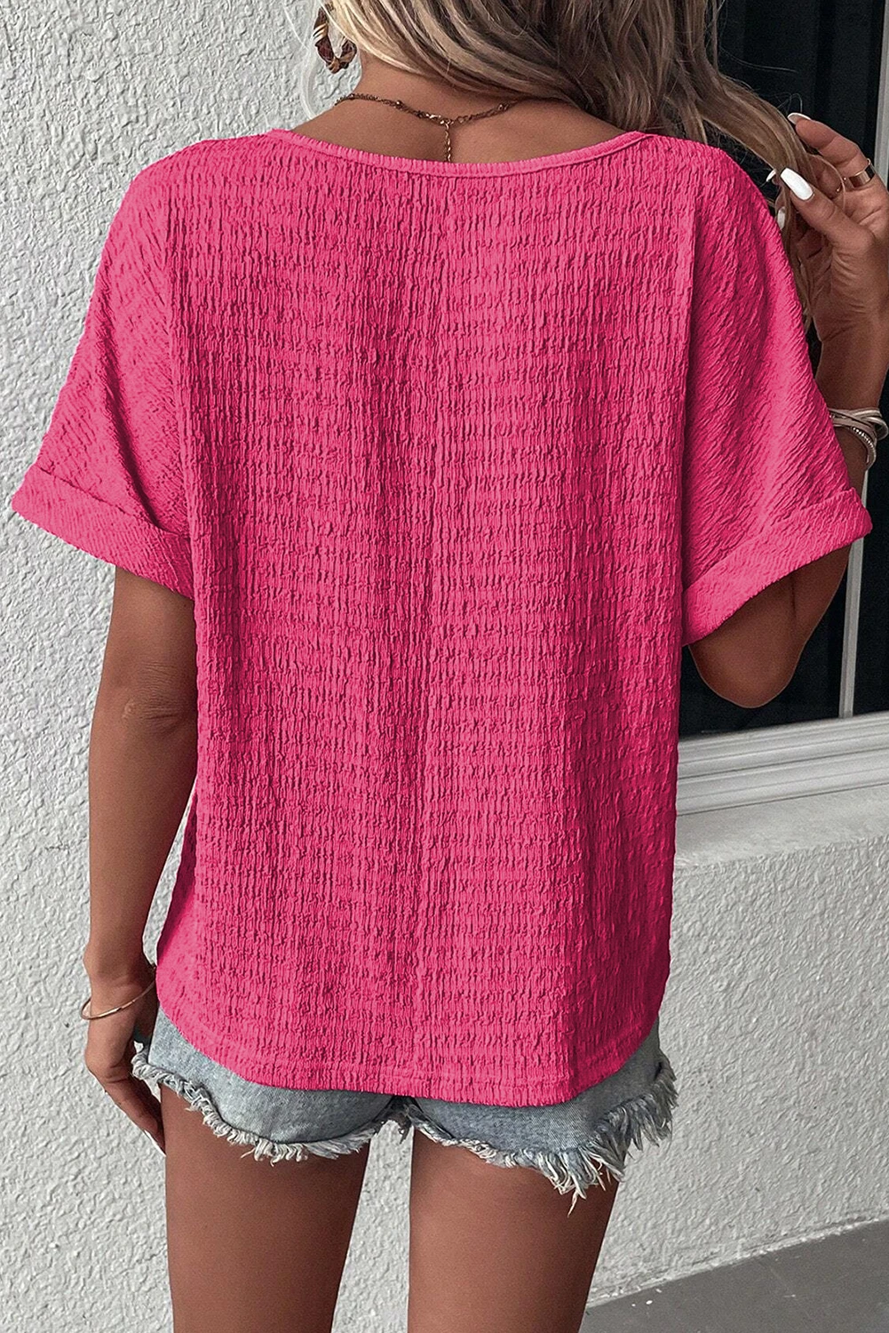 亮粉色纹理卷边短袖 V 领衬衫 LC25127014