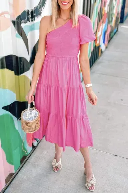 草莓粉色不对称泡泡袖褶皱衣身分层中长连衣裙