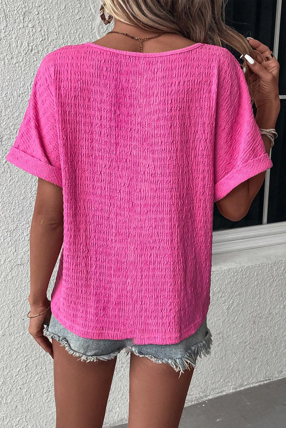 亮粉色大码纹理折叠袖 V 领 T 恤 LC25127014