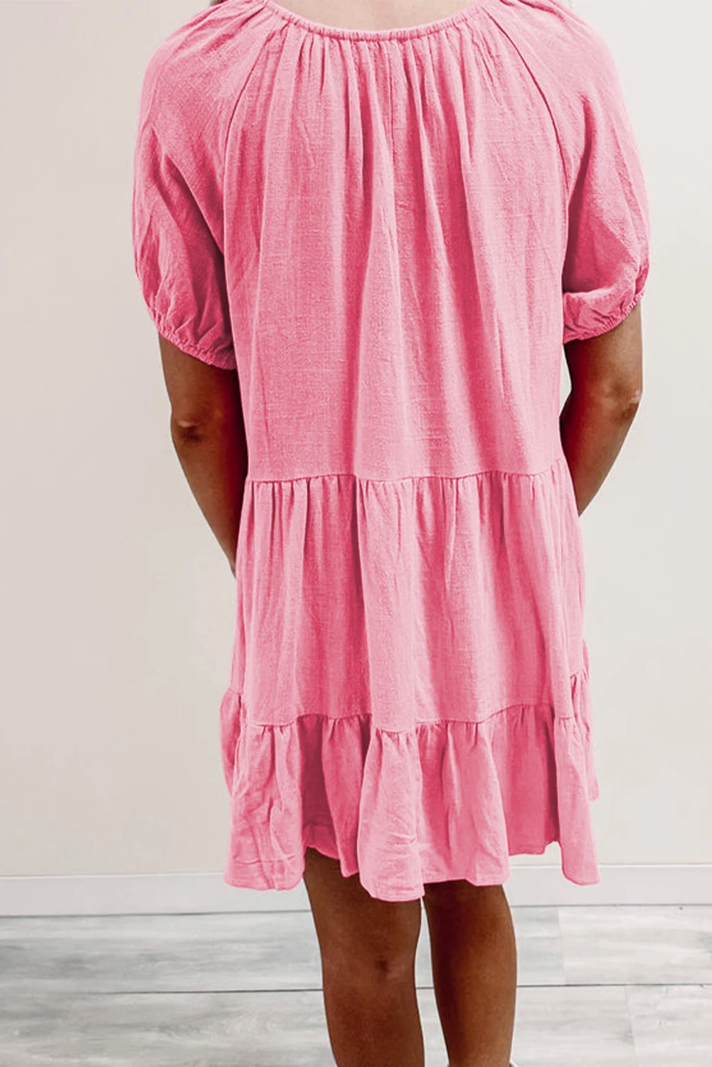 草莓粉色泡泡袖 V 领分层摆连衣裙 LC6119659