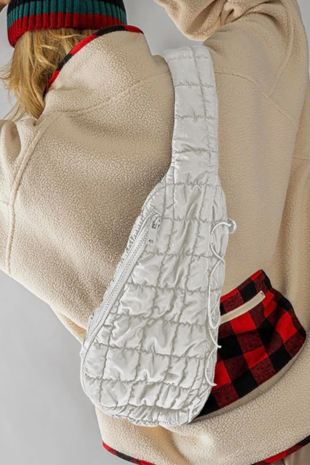 白色时尚绗缝抽绳装饰单肩包 BH031116