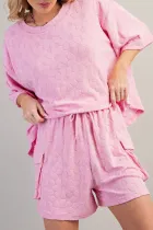粉色花卉纹理短袖上衣和短裤休闲套装