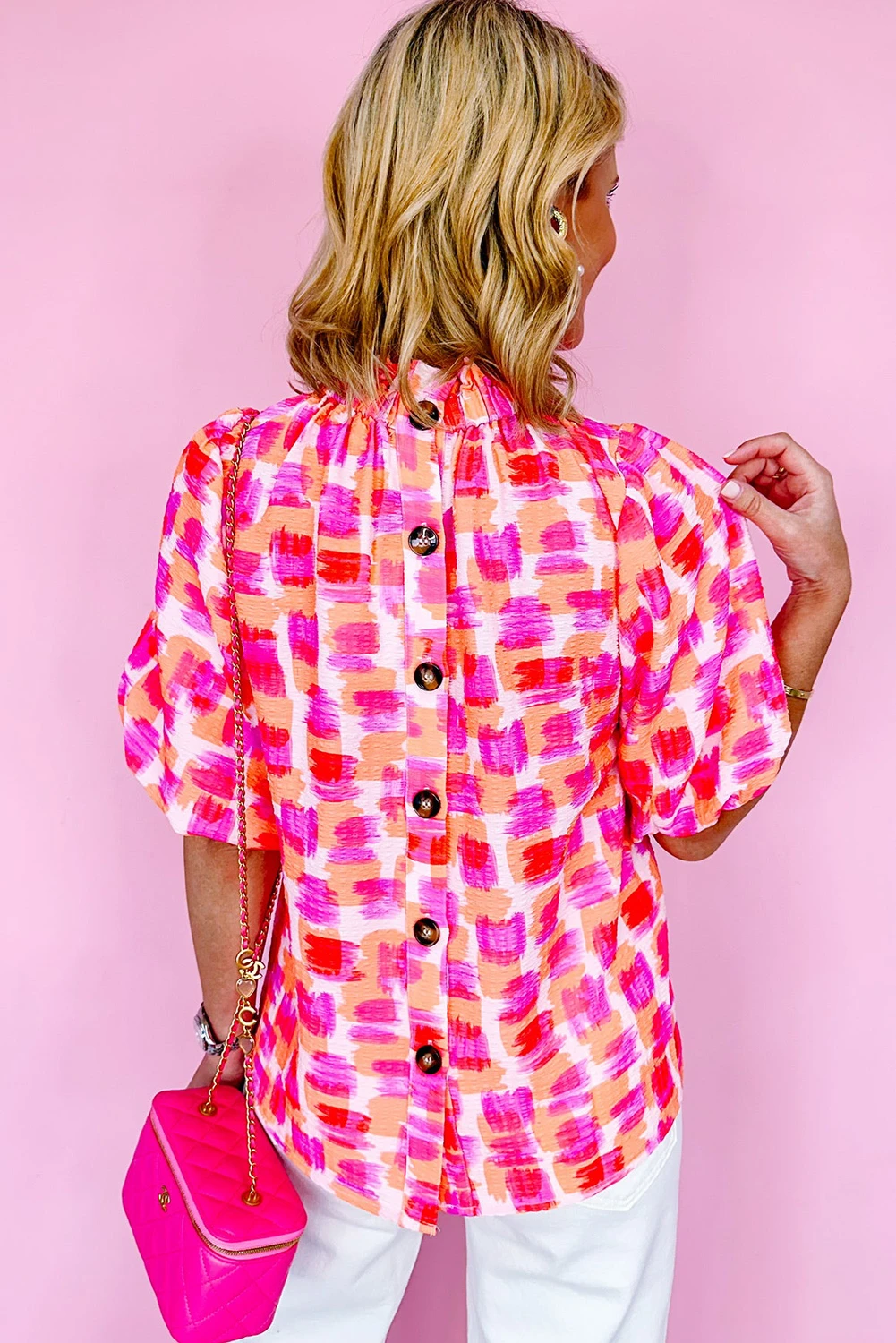 粉色抽象印花纽扣后褶皱高领衬衫 LC25127804