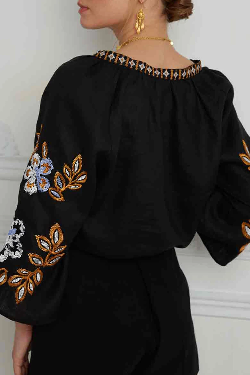 黑色波西米亚花卉刺绣 V 领衬衫 LC25126810