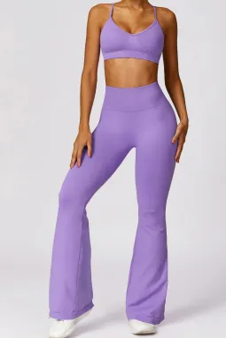 淡紫色交叉文胸和高腰喇叭裤运动套装