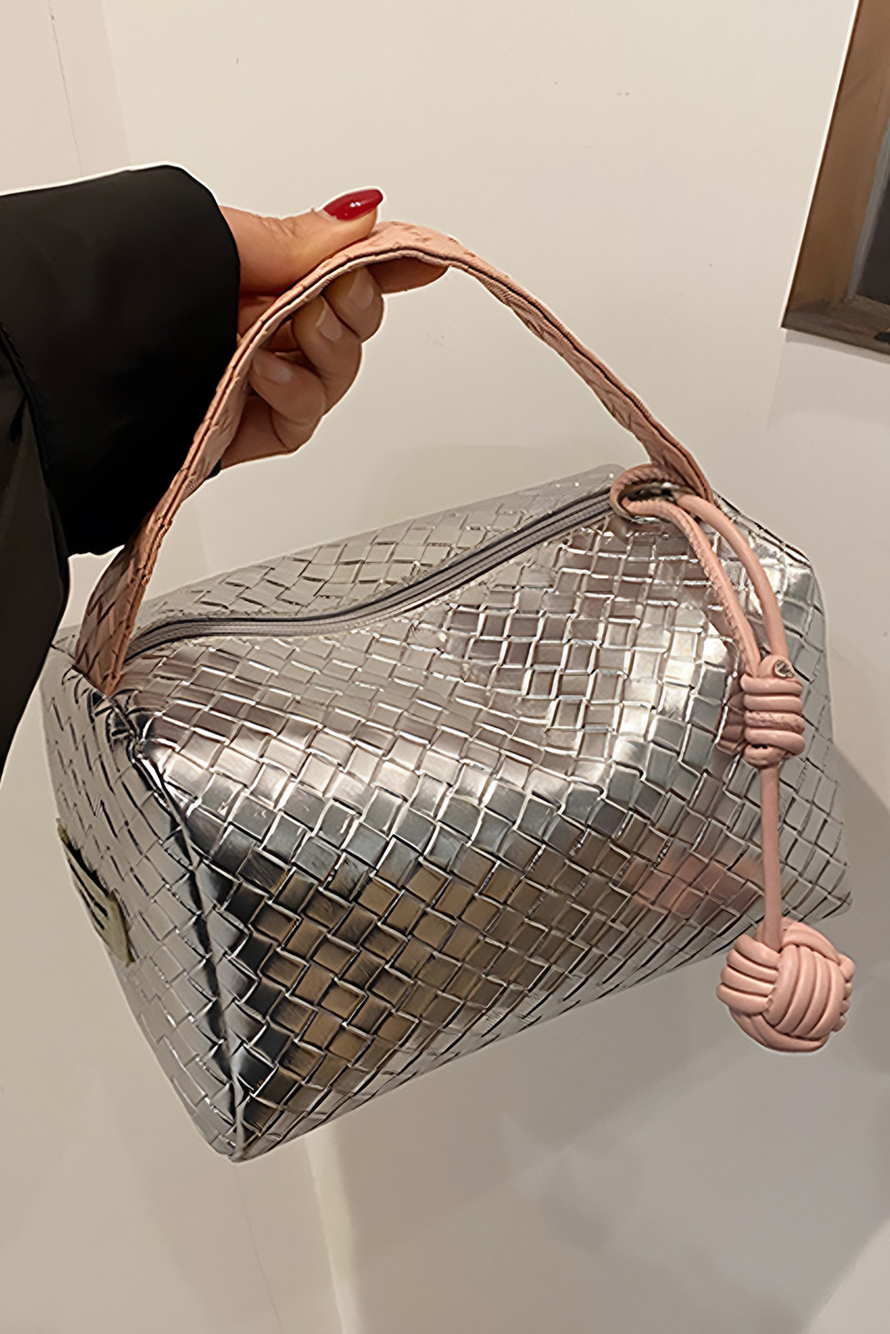 银色格子纹理绳球装饰编织手柄化妆包 BH062062