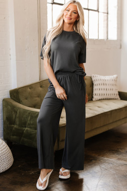 深灰色抽绳侧圆领 T 恤和宽松长裤套装