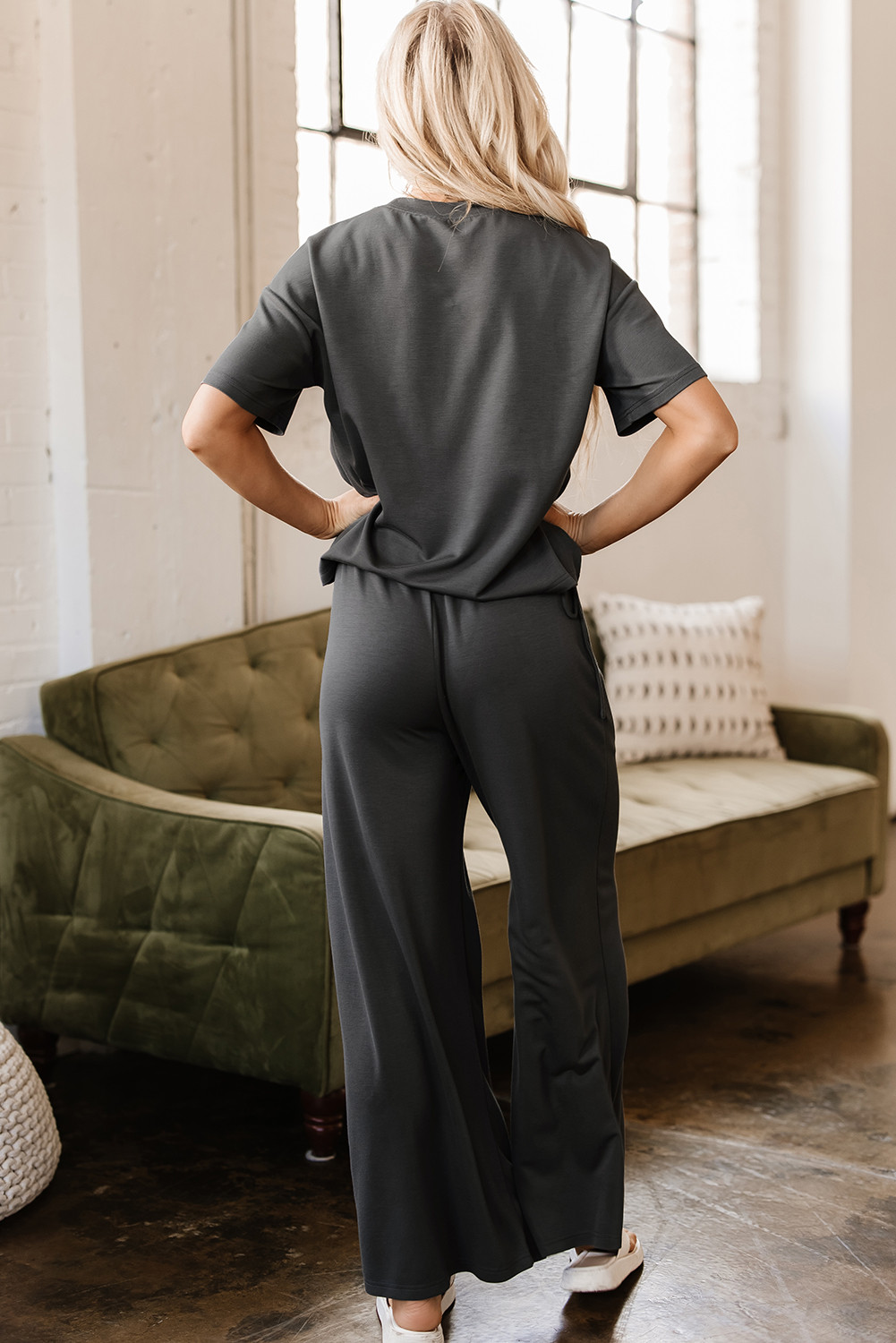 深灰色抽绳侧圆领 T 恤和宽松长裤套装 LC626995