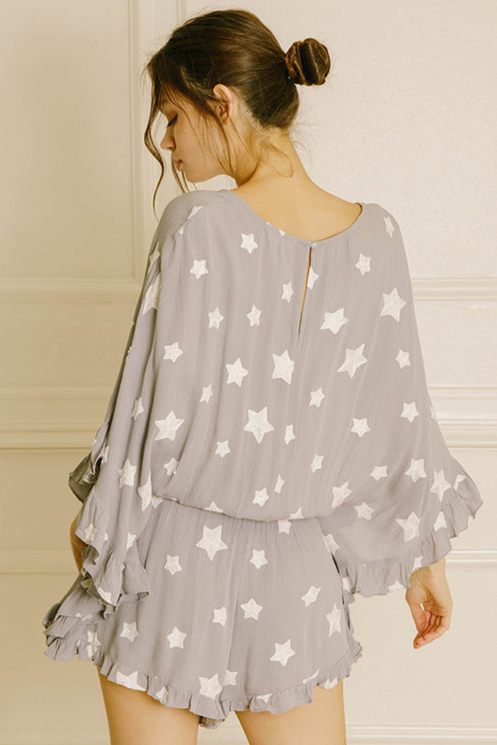 灰色星形皱纹纹理纹理和服荷叶边袖子romper LC6413903