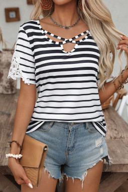 黑色条纹十字皮带挖空脖子花边剪接短袖上衣