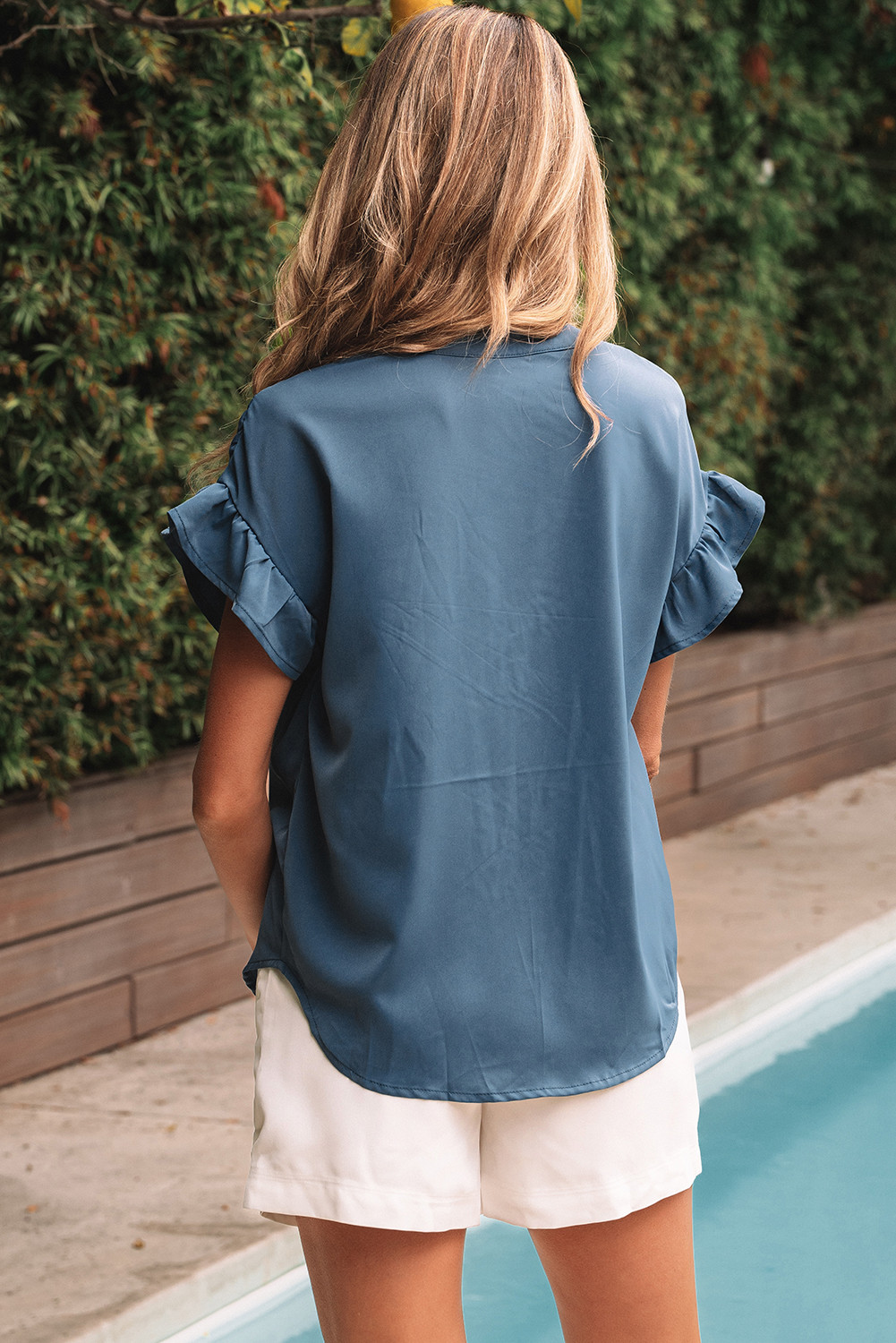 真正的蓝绿色纯色荷叶边皱纹的短袖纽扣衬衫 LC2555981