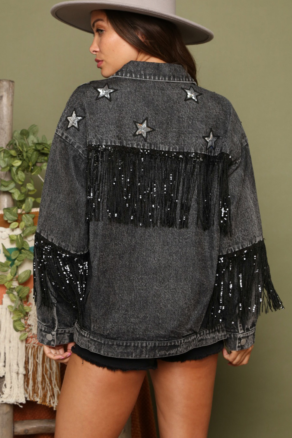 黑色闪光星星补丁亮片附带细节按钮下调牛仔夹克 LC788822