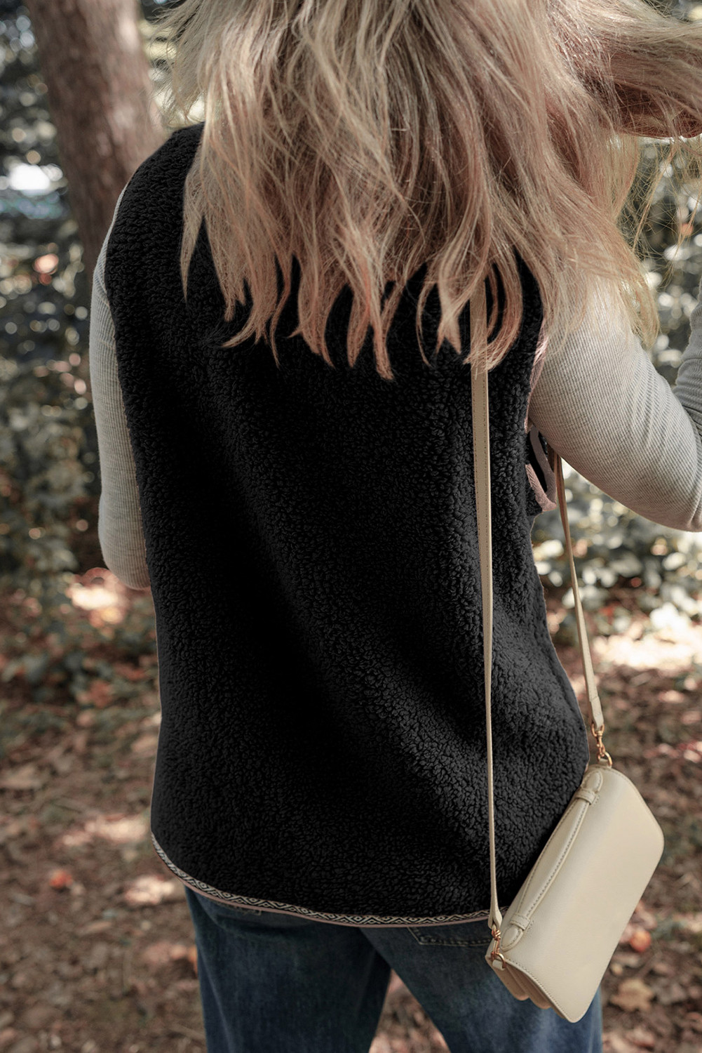 深灰色夏尔巴对比度饰面贴片口袋墨盒切换按钮背心 LC853344