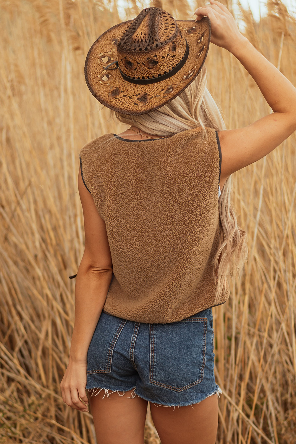 浅法式米色对比度修剪领带前夏尔巴背心 LC853543