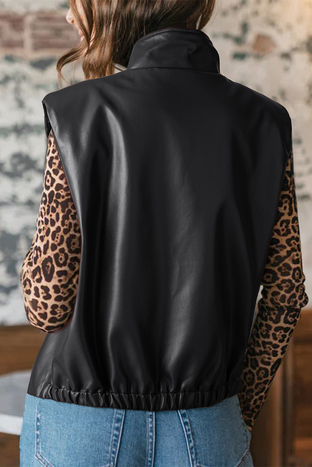 黑色双瓣口袋人造皮革拉链上的脖子背心 LC853579